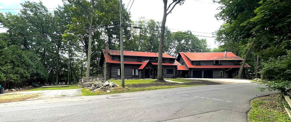 Ski Pine Knob! Ice skating on Walters lake! Indoor fireplace! Wifi! Pool Table! in Oakland County