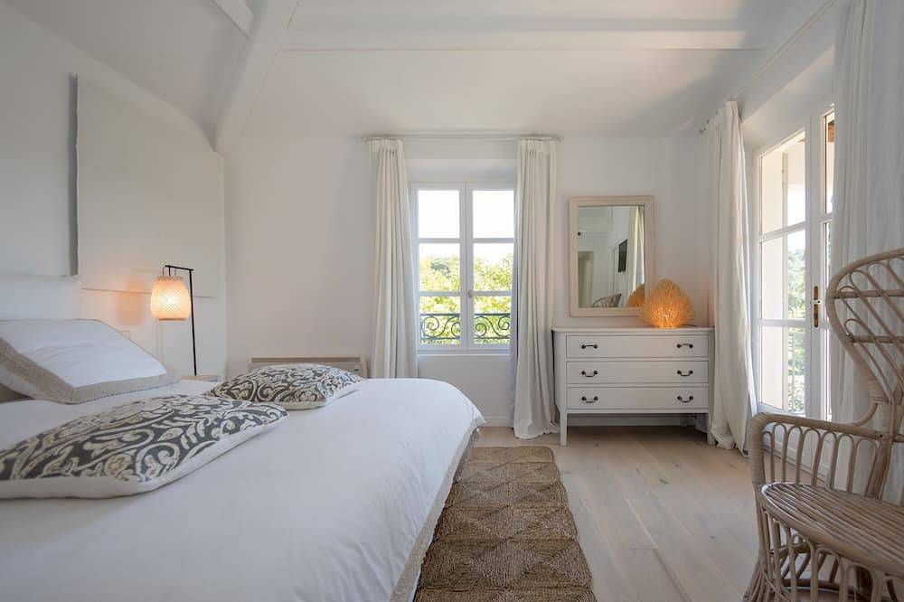 Magnificent Villa on the secure Domaine du Golf de Saint-Tropez Gassin in Gassin, Mittelmeerküste (Frankreich)