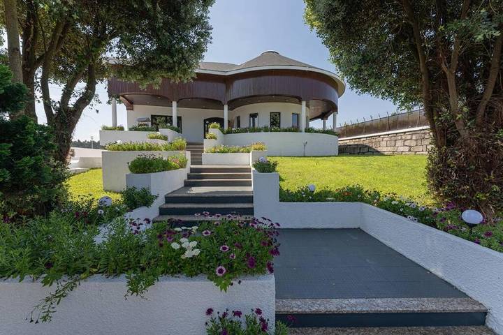 Villa pour 12 personnes, avec jardin ainsi que jacuzzi et piscine