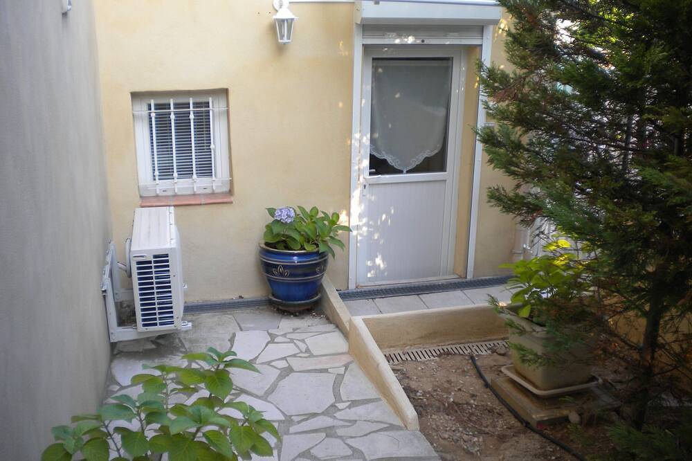 Entire apartment, Cosy, well-kept studio ideal for holidaymakers in Martigues, Istres region