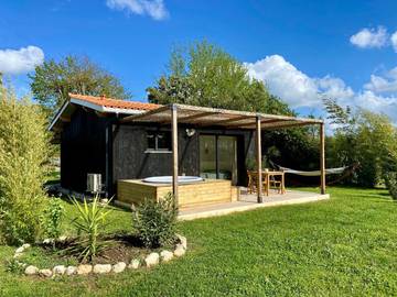 Location de vacances pour 2 personnes, avec vue ainsi que jardin et terrasse à Saint-Seurin-de-Prats