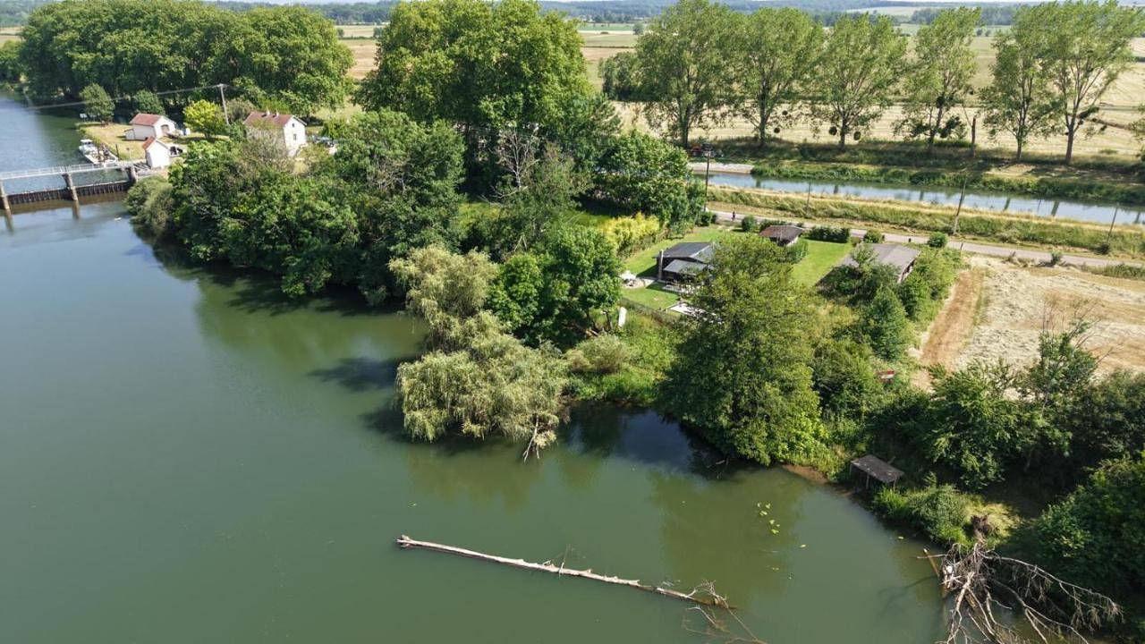 Chalet sans voisin, rivière, nature, terrain clos in Rigny, Haute-Saône