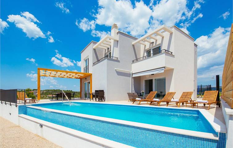 Cozy 2-Bedroom Retreat with Pool, Near Beach - WiFi & Parking Included! in Sibenik, Šibenik-Knin