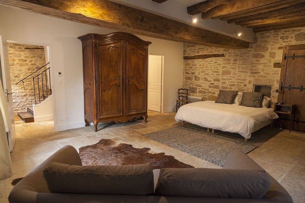 Newly renovated village home with views over the vines of Pommard in Pommard, Beaune region