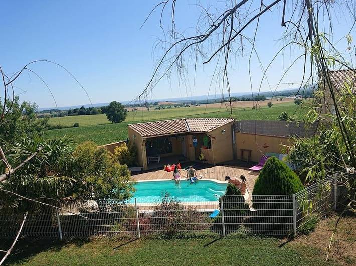 Location de vacances pour 5 personnes, avec vue ainsi que jardin et piscine à Saint-Germain-des-Prés (Midi-Pyrénées)