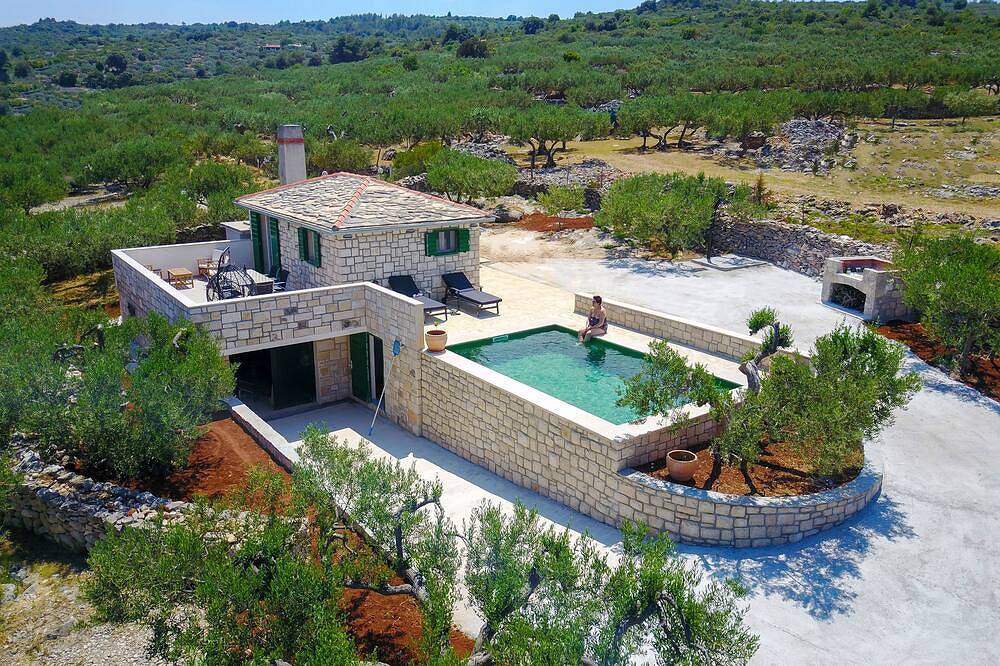 Holiday Home Bliss - Vakantiehuis met buitenzwembad en zeezicht (St) in Splitska, Brac