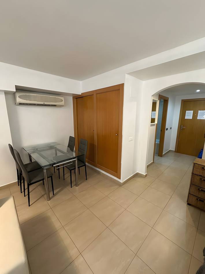 Entire studio, Studio Apartment 'Acogedor En La Playa' with Shared Pool, Wi-Fi and Air Conditioning in Las Chapas, Marbella