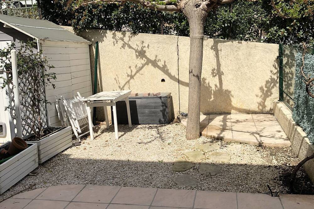 Entire apartment, T2 apartment in residence with swimming pool and tennis court in Sausset-les-Pins, Istres region