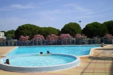 Gîte pour 4 personnes, avec jardin ainsi que terrasse et piscine dans Le Couchant