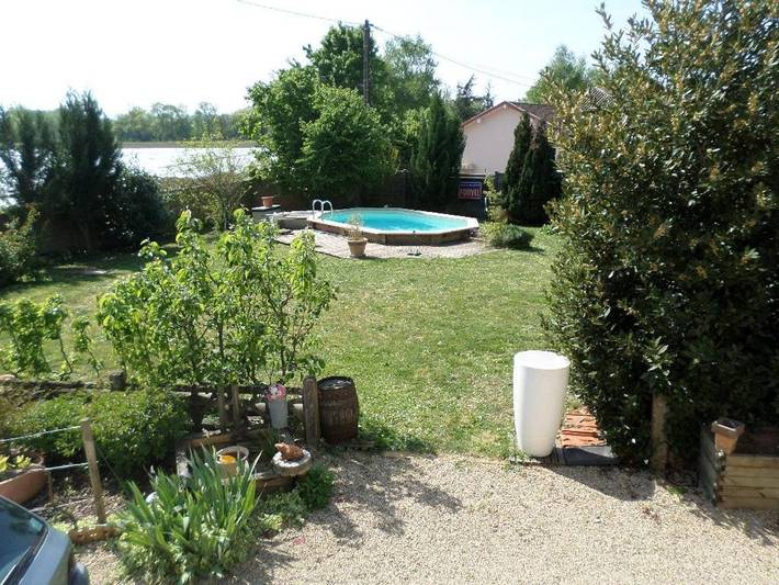 Gîte pour 8 personnes, avec Balcon et Terrasse ainsi que Jardin et Piscine à Feillens