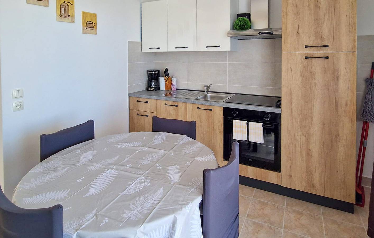 Ganze Ferienwohnung, Gemütliche 2-Zimmer-Wohnung mit Pool, WLAN und nur wenige Schritte vom Strand entfernt in Kaštel (Barbat), Barbat na Rabu