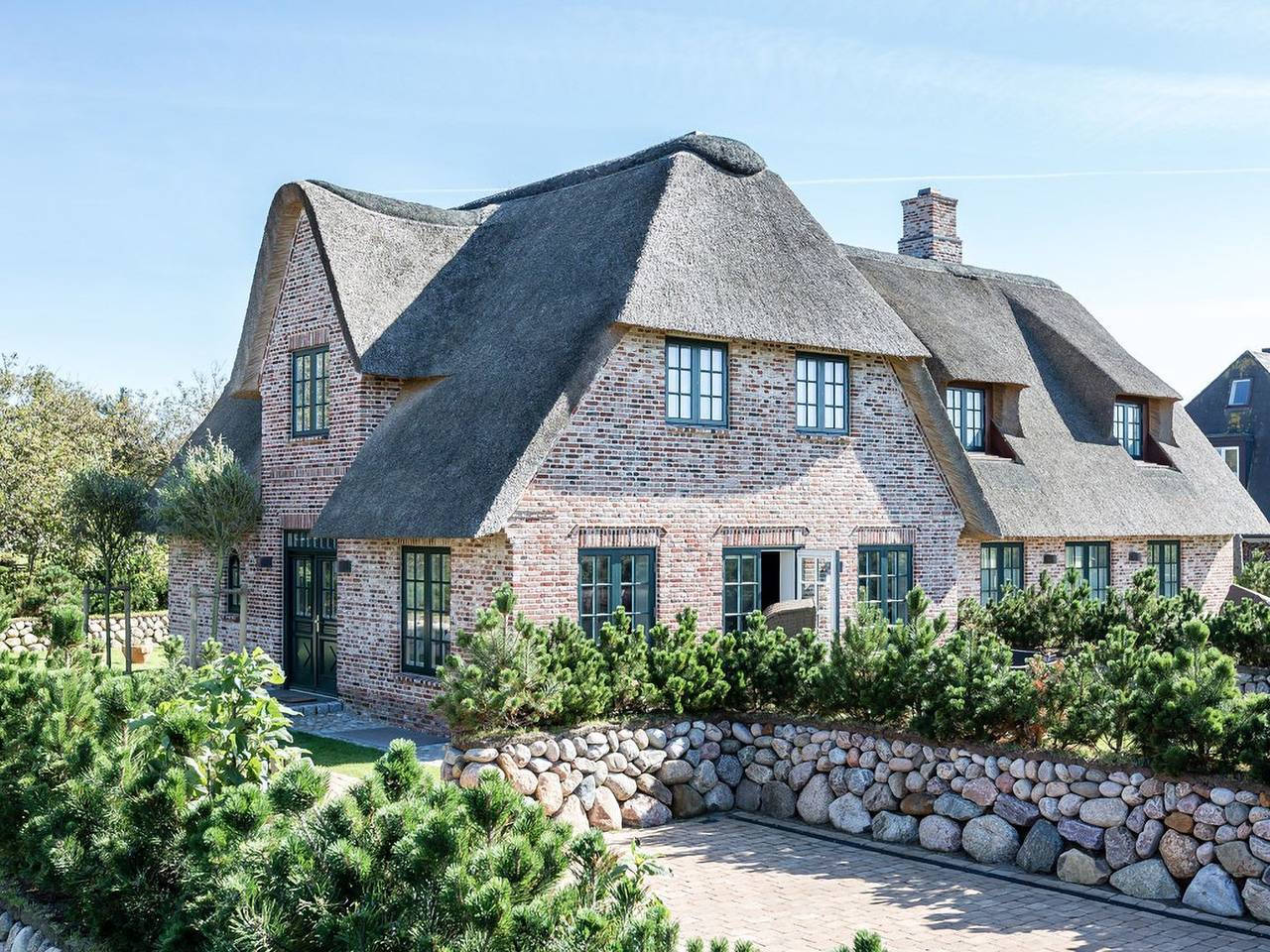 Luxuriöse Doppelhaushälfte in Wenningstedt mit großem Garten, Kamin und Sauna. in Wenningstedt, Sylt
