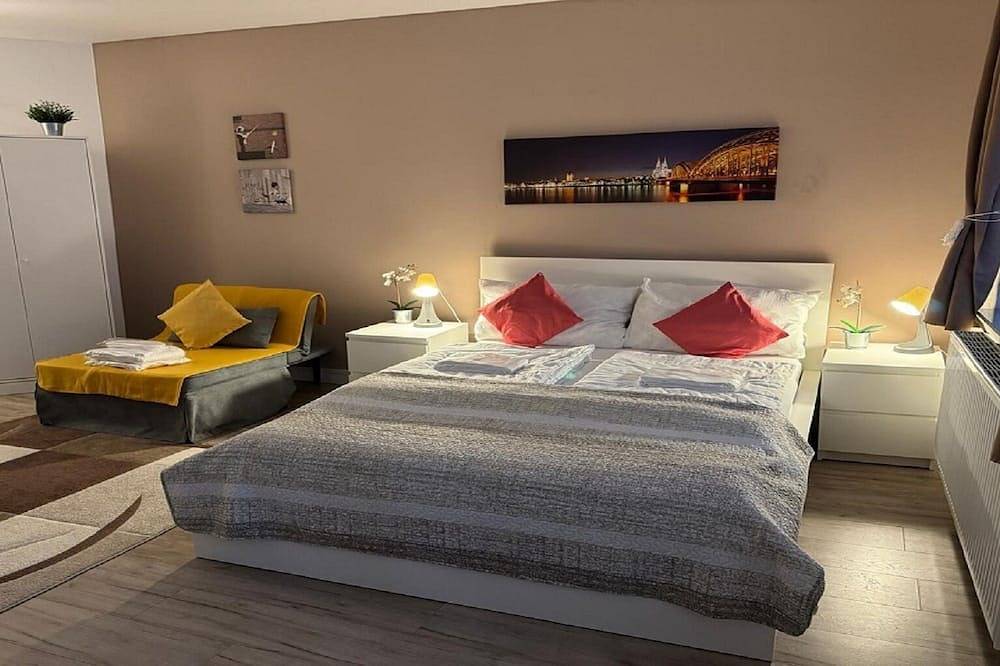 Entire apartment, Quiet & cozy studios in a prime location. Direct proximity to the old town & Dom! in Cologne, Rhineland