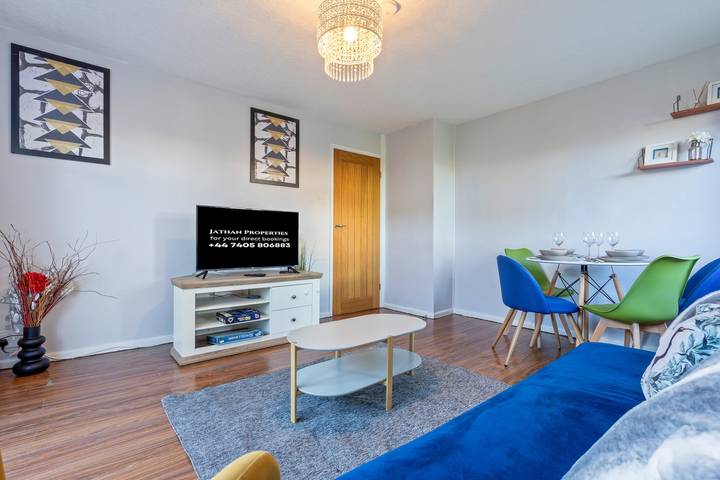Entire holiday apartment, 1Bed-Sleeps3 Parking-Nearcitycentre-Jlr-Nec in Solihull, Birmingham Area