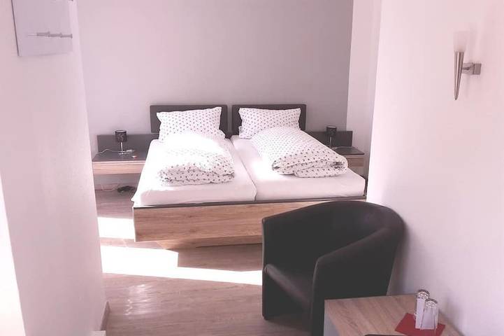 Doppelzimmer klein (Standard) - Pension Marktblick - bed & breakfast in Friedrichstadt, Eider-Treene-Sorge