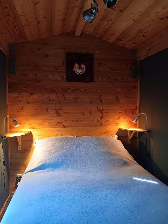 Location de vacances pour 2 personnes, avec Terrasse et Jardin ainsi que Piscine et Vue dans Chevinay - 2