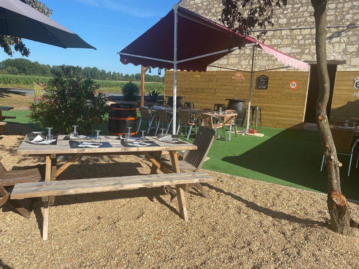 Family Room with Private Bathroom in Nouâtre, Région de Chinon
