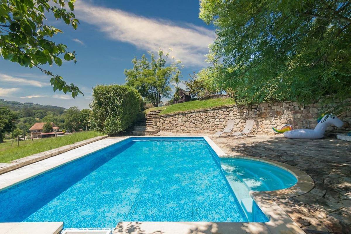 Casona Los Fresnos, con piscina in Hornedo, Entrambasaguas