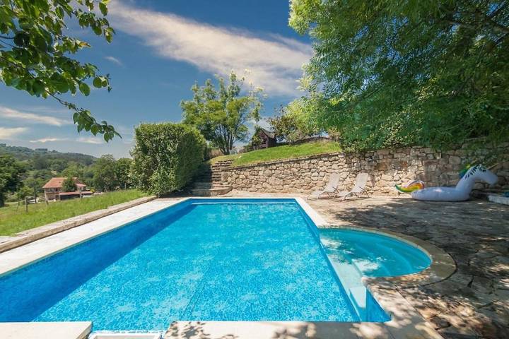 Chalet para 12 personas, con vistas además de piscina y jardín, Se admiten mascotas en Trasmiera - 2