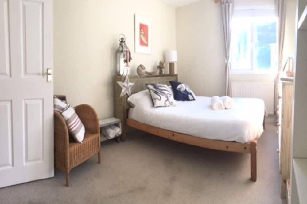Entire apartment, Fabulous Beach Pad Just 20 Paces From The Mawgan Porth Beach, (Summer Discounts) in Mawgan Porth, Cornwall