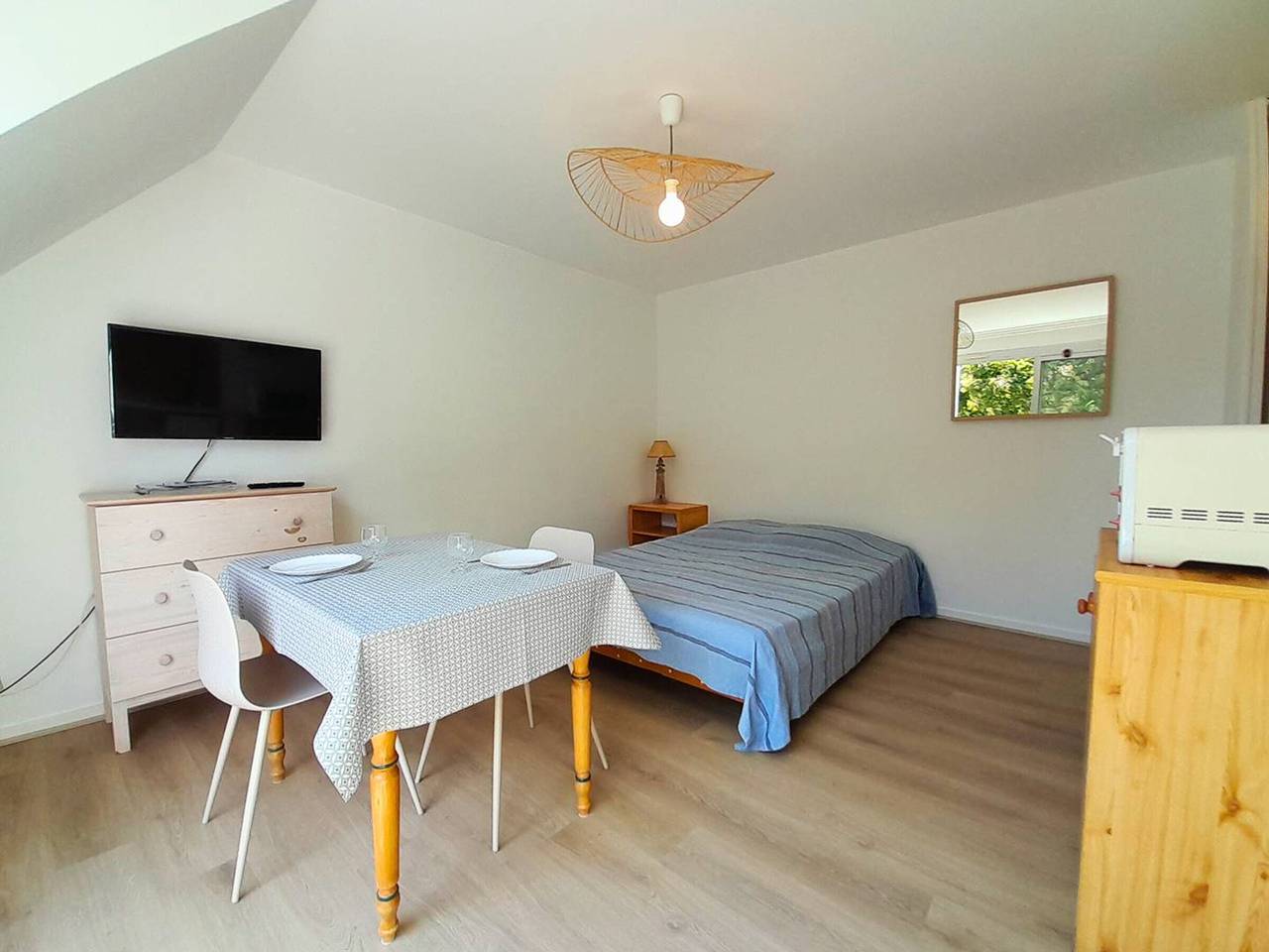 Studio entier, Studio Économique à 100m des Plages de Carnac avec Balcon, Parking et Tv in Carnac, Côte des Mégalithes