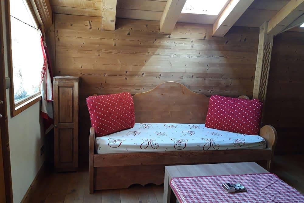Chalet 2-3 pers., balcony, parking lot, ski lift 1.5km, bus 50m, train ski areas 850m in Vallorcine, Bonneville region