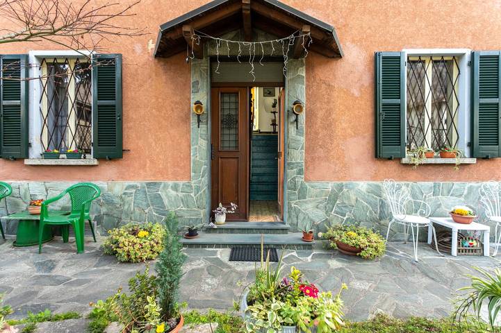 Ferienwohnung für 5 Personen, mit Terrasse und Garten in Dongo