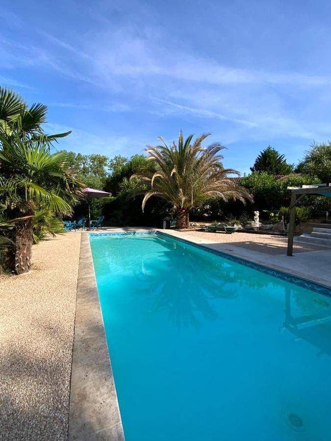 Location de vacances pour 4 personnes, avec Terrasse et Jardin ainsi que Piscine et Vue à Caumont (Gers)