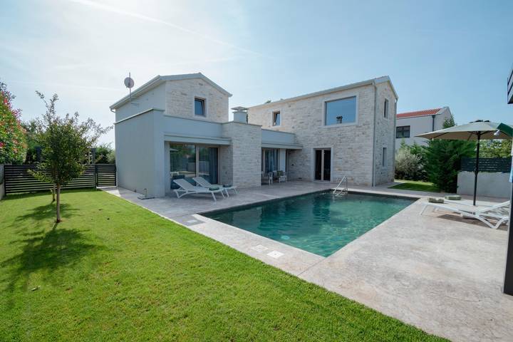 Ferienhaus für 6 Personen, mit Terrasse und Garten sowie Pool und Sauna in Nova Vas
