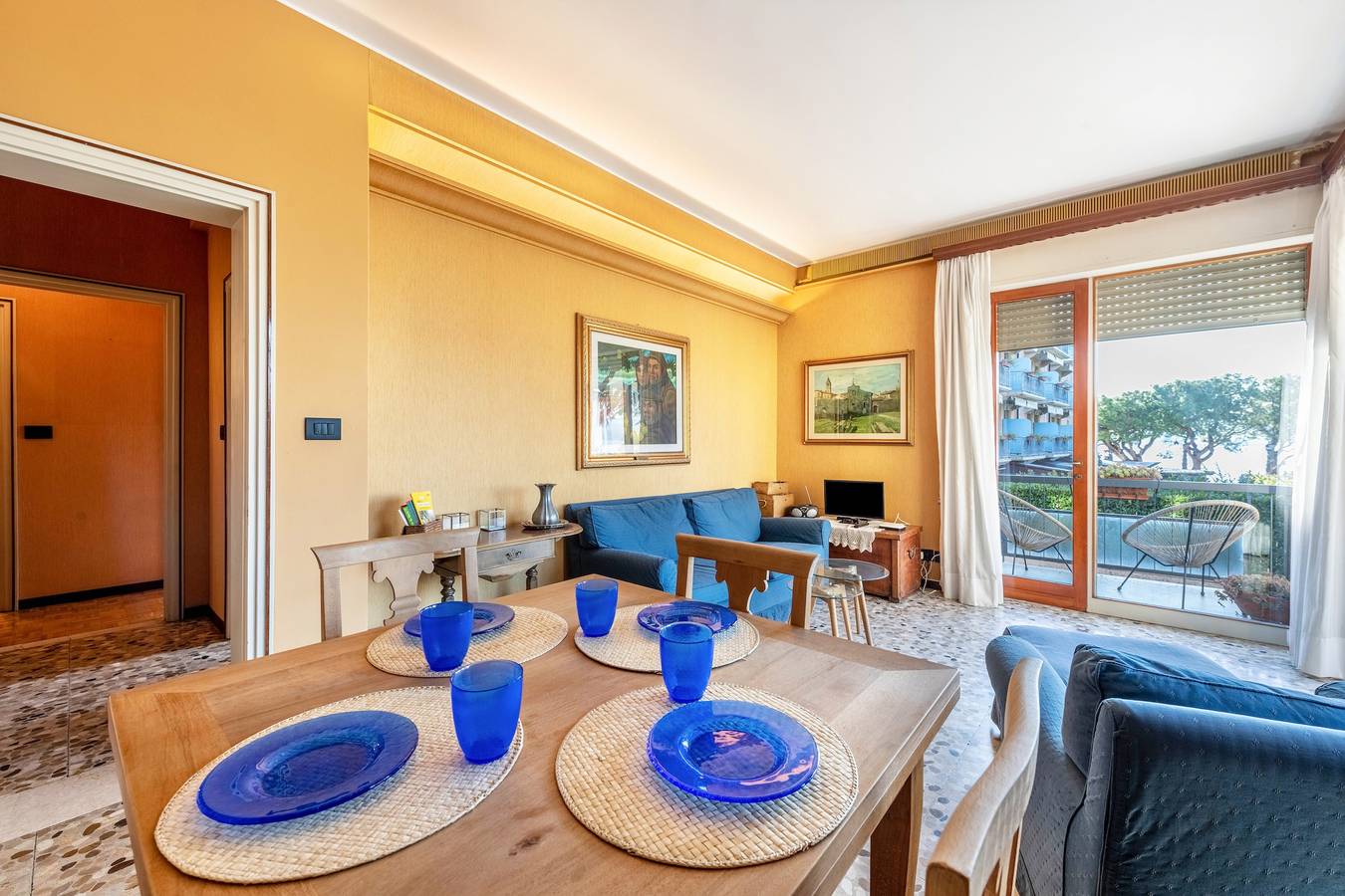Ganze Wohnung, Ferienwohnung 'Spiaggia D'oro Lake View' mit Seeblick, Wi-Fi und Klimaanlage in Salò, Gardasee-Berge