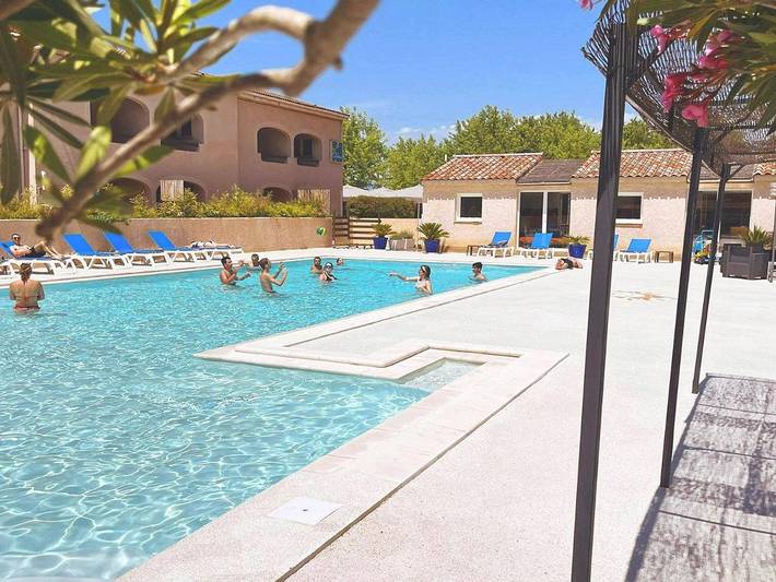 Vakantiepark voor 4 personen, with Balkon and Terras as well as Tuin and Zwembad in de Ardèche