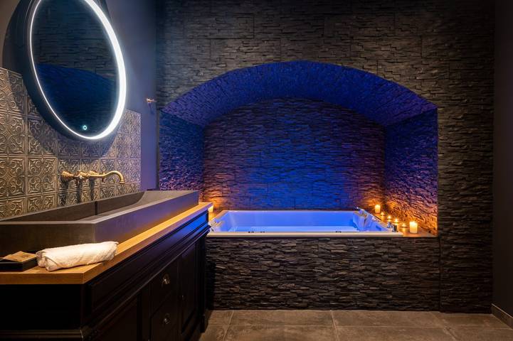 Gîte pour 2 personnes, avec piscine ainsi que terrasse et jacuzzi