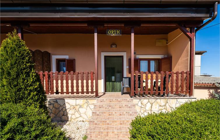 Ganze Ferienwohnung, Gemütliche Erdgeschosswohnung mit Terrasse, WLAN und Parkplatz in der Nähe von Krnica in Krnica, Marčana