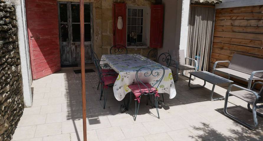 Gîte pour 6 personnes, avec terrasse ainsi que jardin et piscine à Tarascon - 2