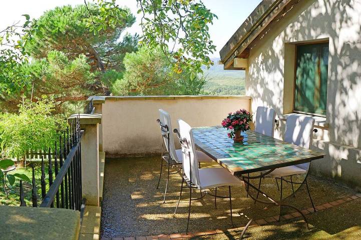 Gîte pour 2 personnes, avec Terrasse ainsi que Jardin et Piscine à Saint-Laurent-de-Cerdans