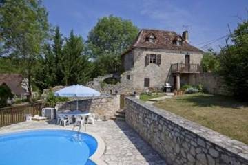 Gîte pour 9 personnes, avec jardin et terrasse, animaux acceptés à Queyssac-les-Vignes