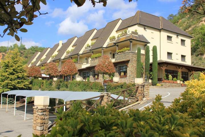 Hôtel pour 2 personnes, avec vue ainsi que piscine et jardin à Oliana