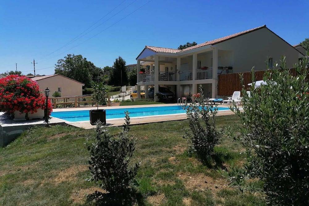 Villa Lembarrat moderne  vue sur côteaux  piscine & spa privés in Calignac, Région de Nérac