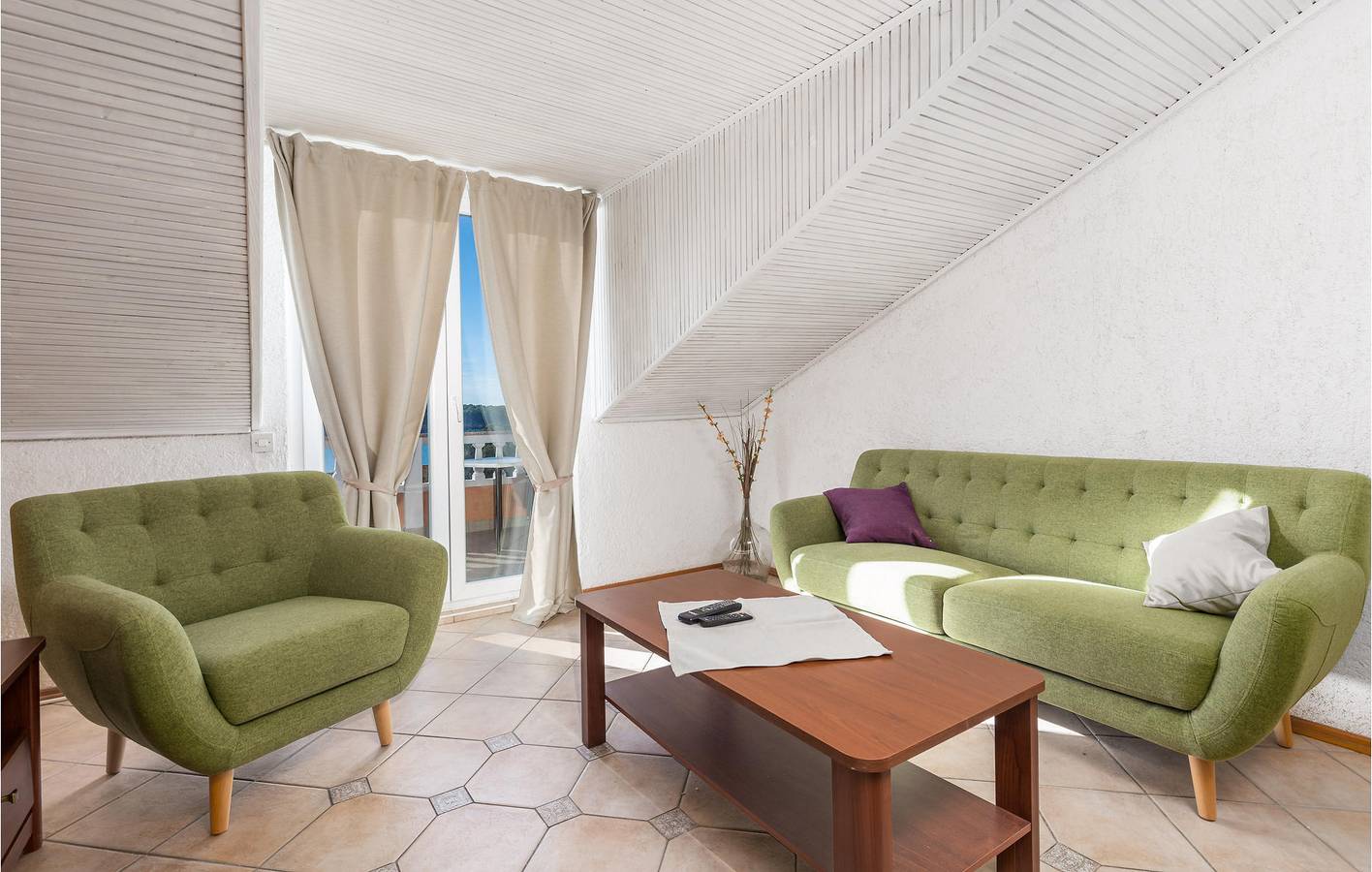 Ganze Ferienwohnung, Familienfreundliche Ferienwohnung mit Terrasse in der Nähe der Küste und des Stadtzentrums in Barbat na Rabu, Rab