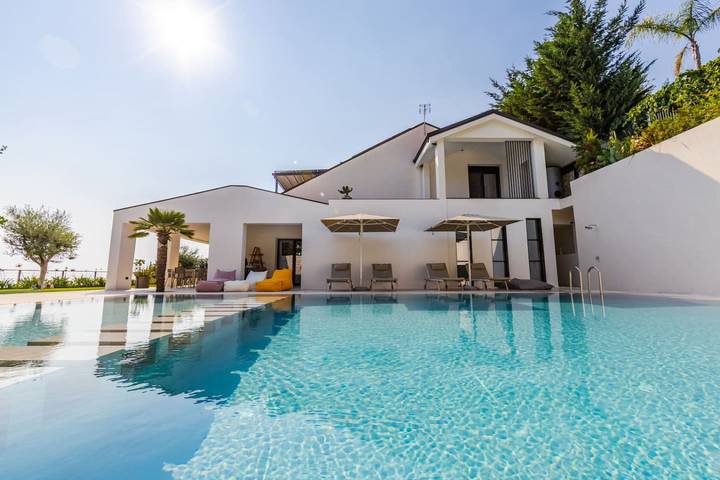 Villa pour 16 personnes, avec balcon ainsi que piscine et jardin, adapté aux familles en Albanie - 4