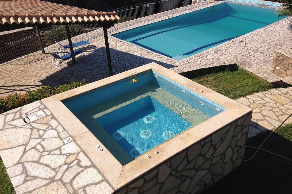 Private infinity pool & hot tub. Breathtaking sea & mountain views. in Avia (Griechenland), Messenien