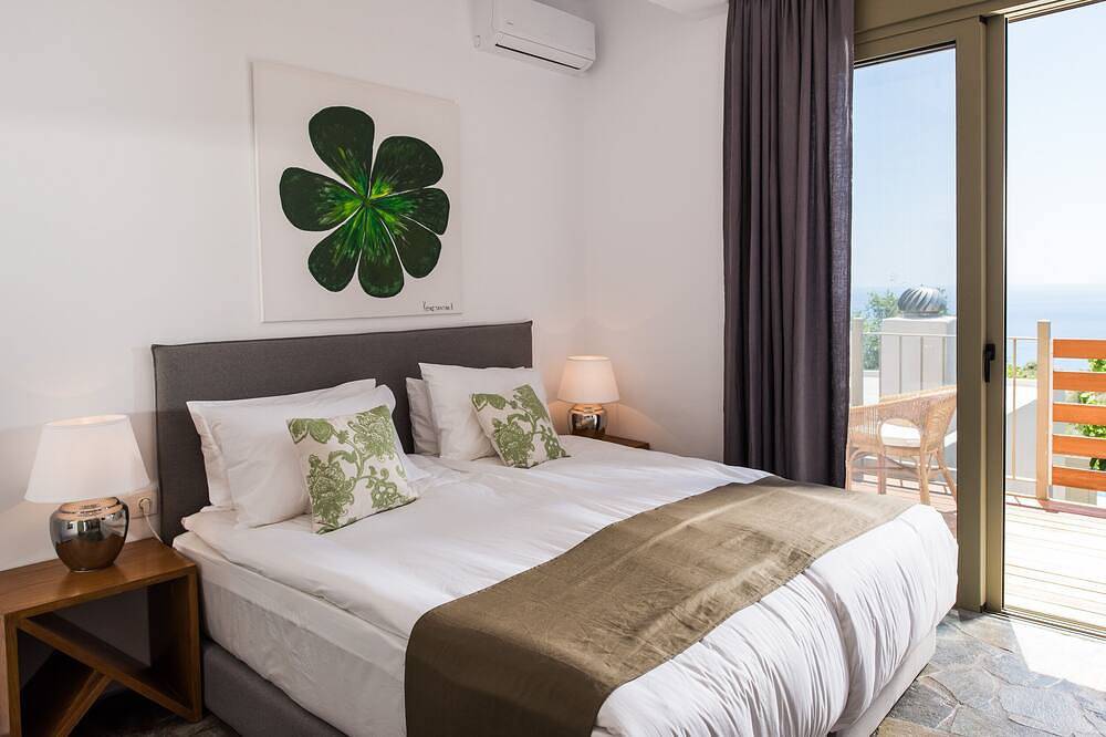 Olvía, elegant village house with infinity pool and amazing views! in Chania und Umgebung