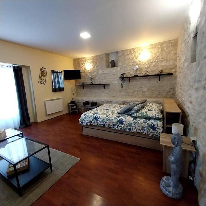 Gîte pour 4 personnes, avec jardin dans Poigny