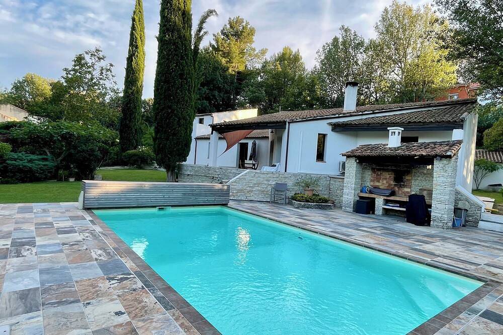 A lovely Provencal getaway with Chantal and Alain in Châteauneuf-le-Rouge, Region de Aix-en-Provence