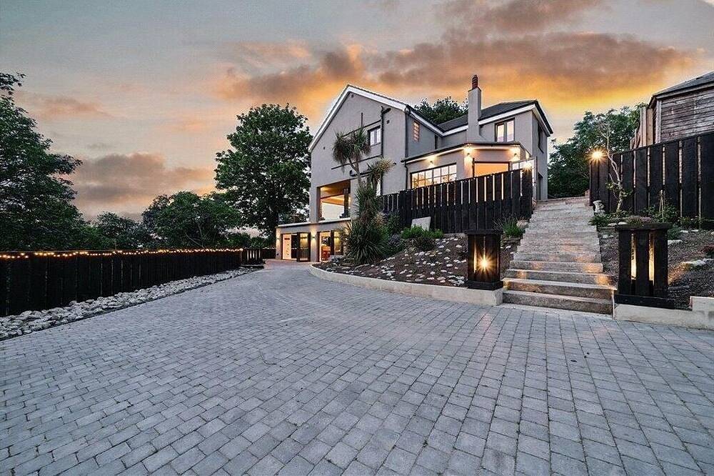 Luxury Designer Villa with hot tub and sauna in Bexley, London