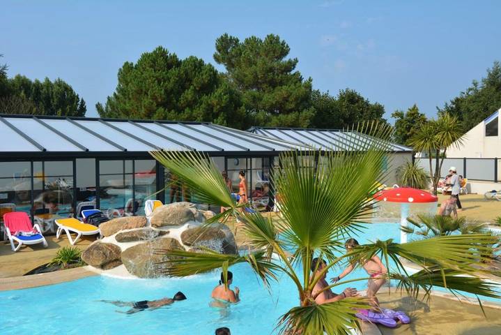 Camping pour 4 personnes, avec Terrasse et Jardin ainsi que Piscine et Sauna