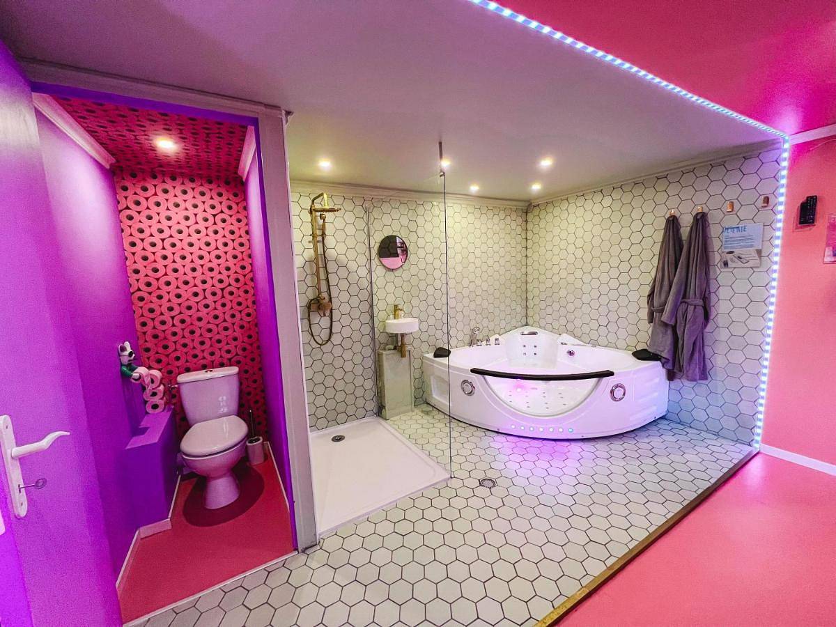 Appartement entier, Funky House Spa - Jacuzzi - Salle de cinéma & Netflix - Billard - Nintendo switch & jeux in Douai, Département Nord