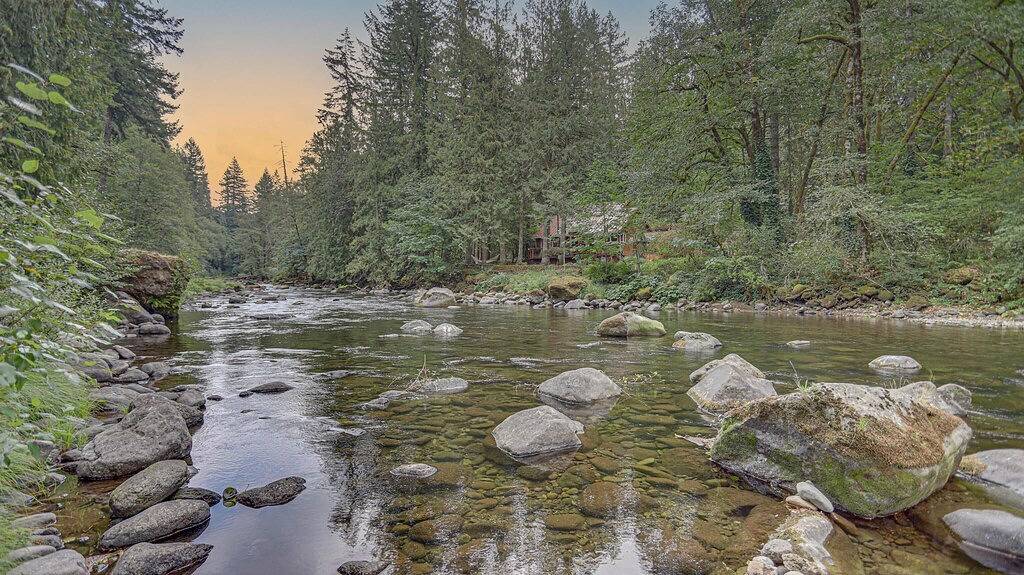 Charming Dream Catcher Cabin, riverfront, fireplace, hot tub, Bbq, dogs welcome in Welches, Mount Hood