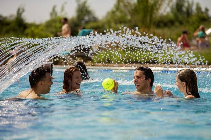 Resort für 4 Personen, mit Whirlpool und Pool sowie Sauna in Tropical Islands (Wasserburg) - 2