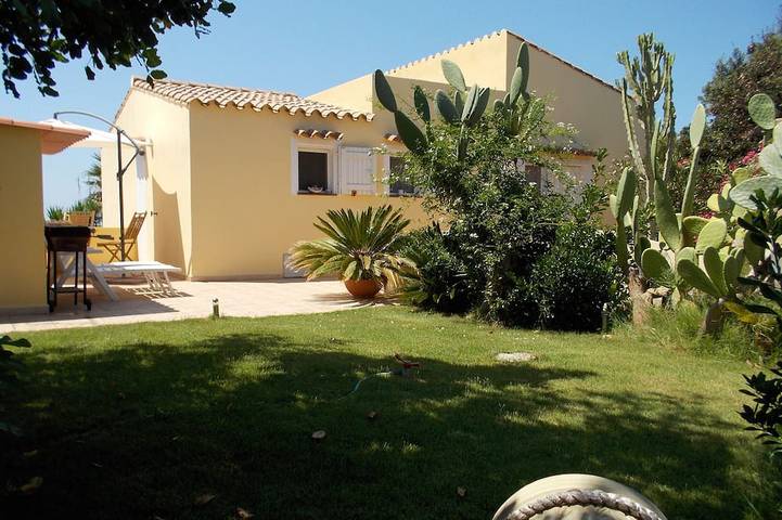 Casa vacanza per 5 persone, con giardino e piscina, con animali domestici in Torre dei Corsari